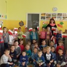 wspólne śpiewanie hymnu narodowego w Przedszkolu nr 1 w Piastowie